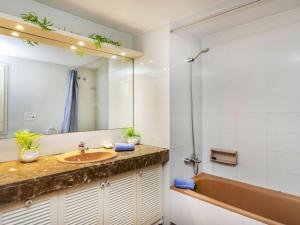 Koupelna v ubytování Apartment Punta Garbí by Interhome