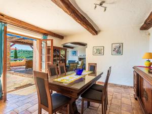 jadalnia z drewnianym stołem i krzesłami w obiekcie Villa Villa Etoile Filante by Interhome w mieście Le Lavandou +34 zdjęcia