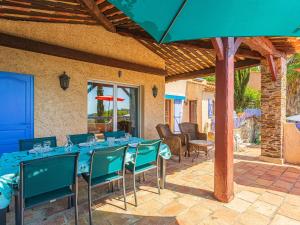 Restauracja lub miejsce do jedzenia w obiekcie Villa Villa Etoile Filante by Interhome