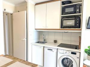 Kuchnia lub aneks kuchenny w obiekcie Apartment L'Esquinade - G4 125 by Interhome