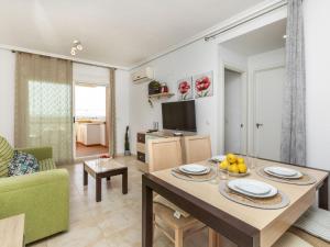 Televízia a/alebo spoločenská miestnosť v ubytovaní Apartment Jardines del Mar III - Marina d'Or-3 by Interhome