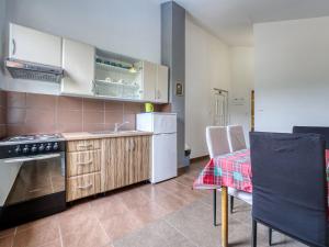Kuchyň nebo kuchyňský kout v ubytování Holiday Home Radmila by Interhome
