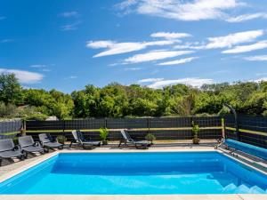Bazén v ubytování Holiday Home Radmila by Interhome nebo v jeho okolí