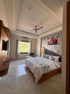 Postel nebo postele na pokoji v ubytování Hotel Holy Pushkar by DIV Hospitality + 20 fotografií