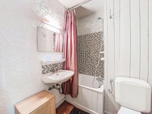 Kúpeľňa v ubytovaní Studio Les Collybies by Interhome