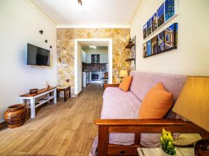 een woonkamer met een bank en een tafel bij Holiday Home Eugênia by Interhome in Paderne