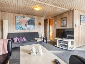 TV a/nebo společenská místnost v ubytování Holiday Home Jarla - 250m from the sea by Interhome + 11 fotografií