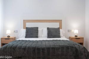 Postel nebo postele na pokoji v ubytování AV Gijón Alfonso I