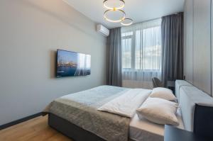 Postel nebo postele na pokoji v ubytování Petrovdom Apartments 35-454 in RC Manhattan City,Beresteiskyi 11