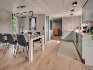 Kuchyň nebo kuchyňský kout v ubytování Holiday Home Bjørkstue by Interhome