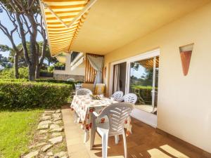Una mesa y sillas en un patio. en Apartment Melis II M2 by Interhome, en Pals 24 fotos más