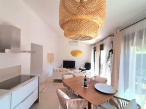 a kitchen and living room with a table and chairs at Villa MOOJŸ in Carcès