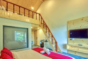 ein Schlafzimmer mit einem Etagenbett und einer Treppe in der Unterkunft MRPS Eco Eden Resort nd Spa manali in Manali