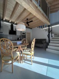 a kitchen and dining room with a table and chairs at La LIPA SUITES con piscina privada in Almáchar