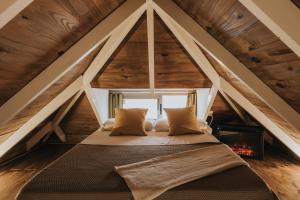 un letto al centro di un soppalco con camino di La Golosa, finca espectacular a los pies de El Teide donde encontrarás Lujo, Relax y Naturaleza a La Orotava Altre 128 foto