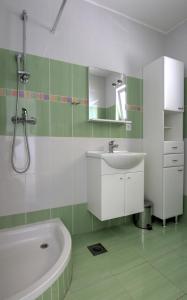 een badkamer met een wastafel en een ligbad bij Apartments Tomas in Senj +37 foto's