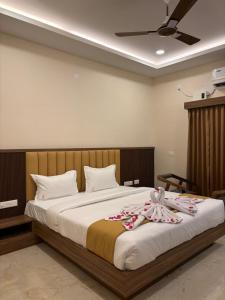 Postel nebo postele na pokoji v ubytování Hotel Saesha International