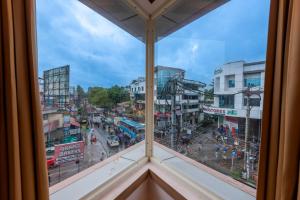 科泽科德Hotel Beverly Palace Kozhikode - Hotel and Restaurant的从窗户看到的城市街道景色