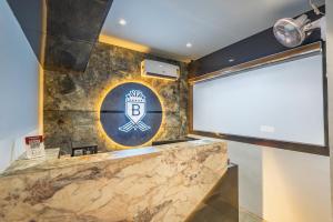 科泽科德Hotel Beverly Palace Kozhikode - Hotel and Restaurant的墙上有投影屏幕的房间