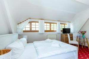 a bedroom with a bed and a table and a window at Strandhaus Claassen 07 in Ahrenshoop
