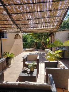 un patio esterno con pergolato in legno di As Pagonas a Moaña