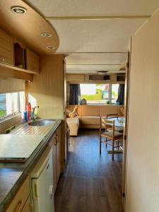 Η κουζίνα ή μικρή κουζίνα στο ZP 360 - Camping de Zandput +1 φωτογραφίες