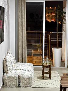 Posedenie v ubytovaní Luxe and Spacious HassanTower View Downtown stay