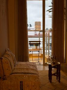 Posedenie v ubytovaní Luxe and Spacious HassanTower View Downtown stay