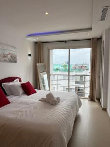 Posteľ alebo postele v izbe v ubytovaní Luxe and Spacious HassanTower View Downtown stay