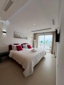 Posteľ alebo postele v izbe v ubytovaní Luxe and Spacious HassanTower View Downtown stay