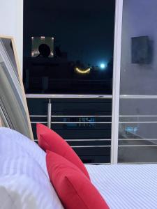 Posteľ alebo postele v izbe v ubytovaní Luxe and Spacious HassanTower View Downtown stay