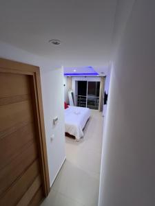 Posteľ alebo postele v izbe v ubytovaní Luxe and Spacious HassanTower View Downtown stay