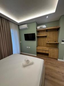 TV a/nebo společenská místnost v ubytování Zena Seaside Durres