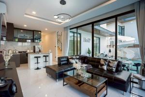 Posezení v ubytování Another Hour Pool Villa