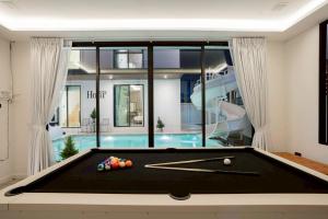 Biliár nebo kulečník v ubytování Another Hour Pool Villa