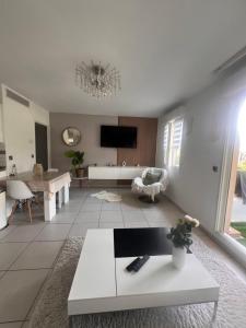 TV a/nebo společenská místnost v ubytování Appartement rénové , Climatisé, Terrasse, Parking en sous sol