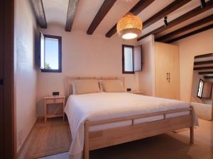 a bedroom with a large bed in a room at Caseta Blanca Onil in Onil