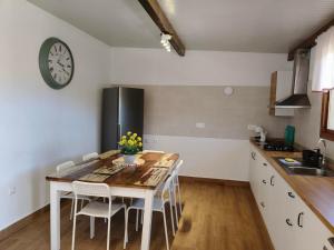 モカナルにあるVivienda Vacacional La cuevaのテーブルと壁に時計があるキッチン +18枚の写真