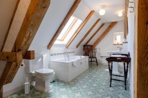 a bathroom with a tub and a toilet and a sink at Landhaus Wusse Ferienwohnung Hiddensee in Ummanz +37 photos