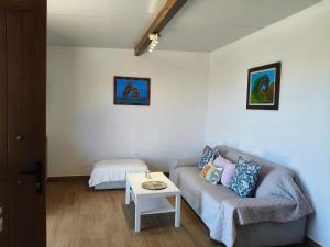 モカナルにあるVivienda Vacacional La cuevaのソファとテーブルのあるリビングルーム