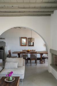 un salon avec un canapé et une table dans l'établissement Villa Ipanema with Private Beach by Mykonos Mood, à Mykonos