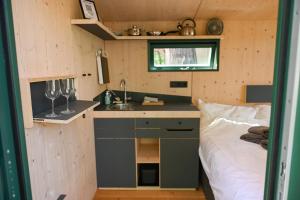 Kuchyň nebo kuchyňský kout v ubytování Sleep Space 1 - Green Tiny Spot Cuxhaven Wernerwald