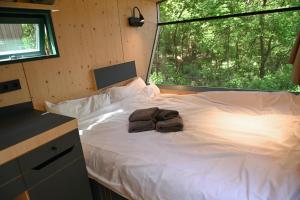 Postel nebo postele na pokoji v ubytování Sleep Space 1 - Green Tiny Spot Cuxhaven Wernerwald
