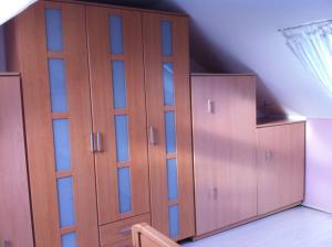 een kamer met houten kasten op zolder bij Ferienwohnung Koriath, 15107 in Leer