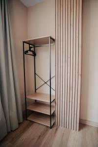 Palanda nebo palandy na pokoji v ubytování Polotel