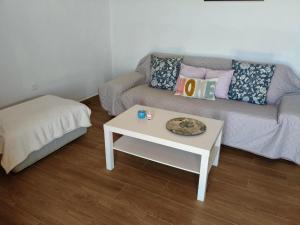 モカナルにあるVivienda Vacacional La cuevaのソファとコーヒーテーブルのあるリビングルーム