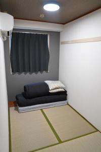 Postel nebo postele na pokoji v ubytování Door c u r t a i n room 1min Shin-imamiya Hostel Ambers + 37 fotografií