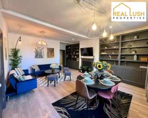 Χώρος καθιστικού στο Large 4 Bed Home With Free Parking