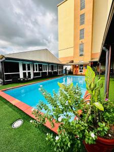 Bazén v ubytování Golden Tulip Hotel Port Harcourt -GTPH nebo v jeho okolí