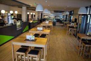 Reštaurácia alebo iné gastronomické zariadenie v ubytovaní Hotel Lika Jug
